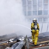 Un incendie s'est déclaré samedi à l'aube dans la toiture de l'emblématique salle de cinéma du Plaza, à Genève, proche de la gare Cornavin. Beaucoup de fumée se dégageait du bâtiment en rénovation.